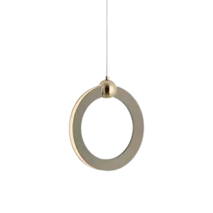 Darc — Un pendentif doré suspendu par une chaîne, représentant une lettre O stylisée en motif pixelisé géométrique, avec un fond noir contrasté.