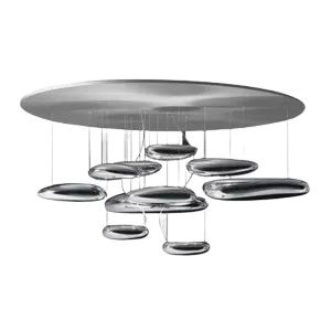 Darc — Un luminaire suspendu design composé de plusieurs disques métalliques superposés et inclinés, évoquant un effet dynamique et futuriste sur fond