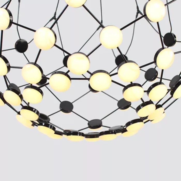 Darc — Applique murale composée de sphères lumineuses dorées reliées par une structure métallique noire en forme de réseau géométrique, créant un effe