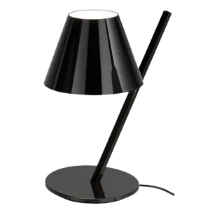 Darc — Lampe noire au design épuré avec abat-jour conique et bras articulé, posée sur une base circulaire sur un fond pixelisé