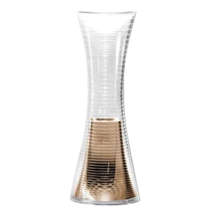 Darc — Un verre à vin transparent et élancé, dont la base est légèrement dorée et striée, posé sur un fond noir. La forme est fine et moderne, avec un