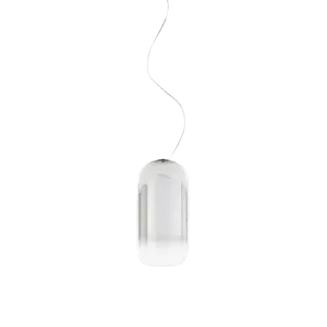 Darc — Un gobelet en verre transparent, fin et élégant, posé verticalement sur un fond noir, avec une légère condensation ou effet de lumière sur sa s