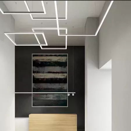 Darc — Pièce lumineuse aux murs gris clair et foncé, avec un tableau abstrait horizontal encadré de bois clair, éclairé par des bandes lumineuses géom