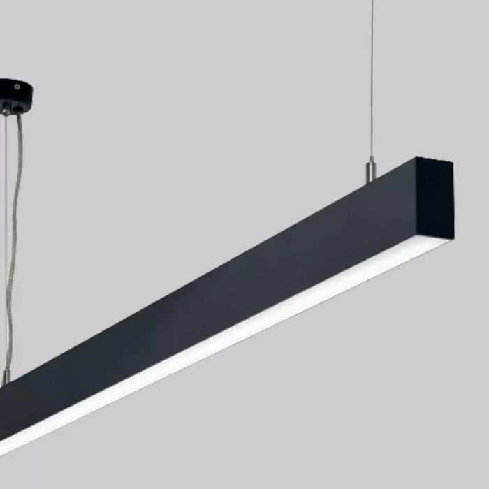 Darc — Un luminaire linéaire noir suspendu par deux câbles métalliques, diffusant une lumière douce et uniforme sur un fond clair.