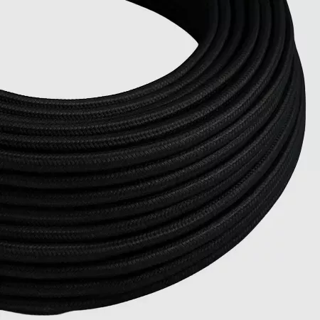 Darc — Un câble électrique noir, gainé et enroulé en spirale, présentant une surface légèrement texturée et un diamètre uniforme, idéal pour une insta