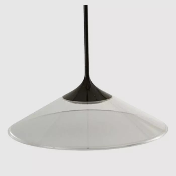 Darc — Applique suspendue avec un pied noir élancé et un large abat-jour blanc translucide, offrant une lumière douce et design pour un intérieur mode