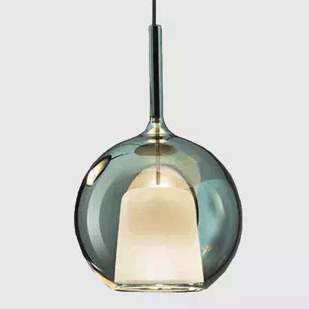 Darc — Un luminaire suspendu en forme de sphère bleue translucide avec une lumière douce émanant de son intérieur, fixé par un câble métallique.