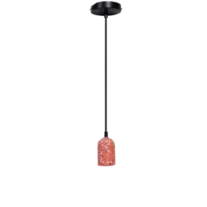 Darc — Applique murale suspendue composée d’un tube métallique chromé et d’un abat-jour carré en verre teinté rougeâtre, fixée au plafond sur fond noi