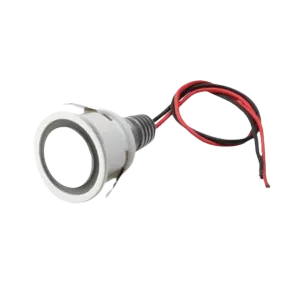 Darc — Un connecteur RJ45 blanc en forme de fente, relié à un câble Ethernet aux fils rouges et noirs, posé sur un fond noir.
