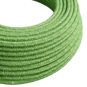 Darc — Une bobine de fil électrique vert clair, fin et souple, enroulée en spirale sur un fond noir. Le fil semble être recouvert d'une gaine isolante