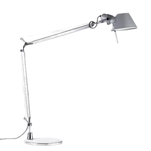 Darc — Lampe de bureau design en métal argenté avec bras articulé et tête orientable, posée sur un fond noir uniforme