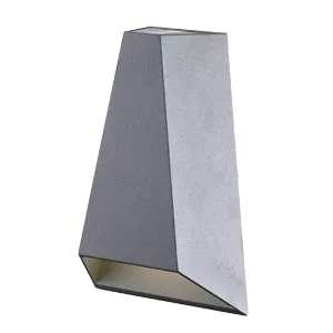 Darc — Applique murale en métal gris clair de forme géométrique triangulaire, fixée sur un mur noir, avec un éclairage doux orienté vers le bas.