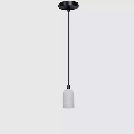 Darc — Un luminaire suspendu au design épuré, composé d'une base blanche en forme de cylindre arrondi et d'un câble noir fixée à un plafond noir circu