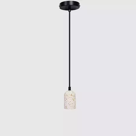 Darc — Un luminaire suspendu au plafond avec un abat-jour en verre texturé de couleur crème et des détails noirs, fixé par une tige métallique noire.