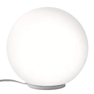 Darc — Lampe sphérique blanche en plastique ou verre, suspendue par un cordon fin, diffusant une lumière douce et uniforme, idéale pour un éclairage d
