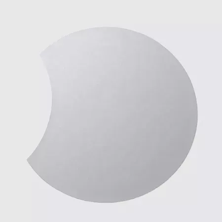 Darc — Forme arrondie et légèrement aplatie d'un luminaire en verre translucide, évoquant une portion de petit d'arc, avec une surface lisse et un asp