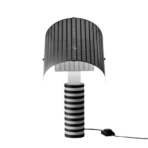 Darc — Lampe design sur pied avec une base striée noire et blanche, un abat-jour en verre strié et une structure métallique géométrique sur fond noir
