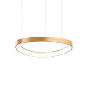 Darc — Applique suspendue en forme d'anneau doré avec un éclairage blanc doux au centre, fixée par deux câbles métalliques sur fond noir.