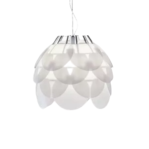 Darc — Applique murale suspendue en verre blanc aux motifs géométriques en forme de losanges, fixée par une tige métallique sur fond noir.