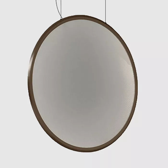 Darc — Un miroir suspendu ovale encadré d’un fin bordure bois clair, suspendu par deux fils fins, reflétant une surface lisse et lumineuse.