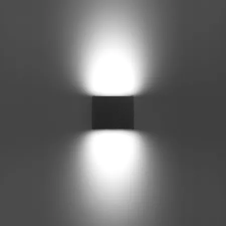 Darc — Un projecteur LED encastré de forme rectangulaire, émetant une lumière blanche intense et orientable, intégré dans un mur clair.