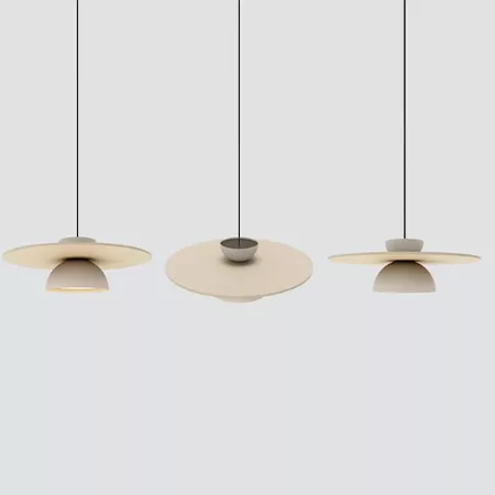 Darc — Trois suspensions lumineuses minimalistes en forme de disques plats, suspendues par des fils fins. Le modèle central possède un abat-jour en mé