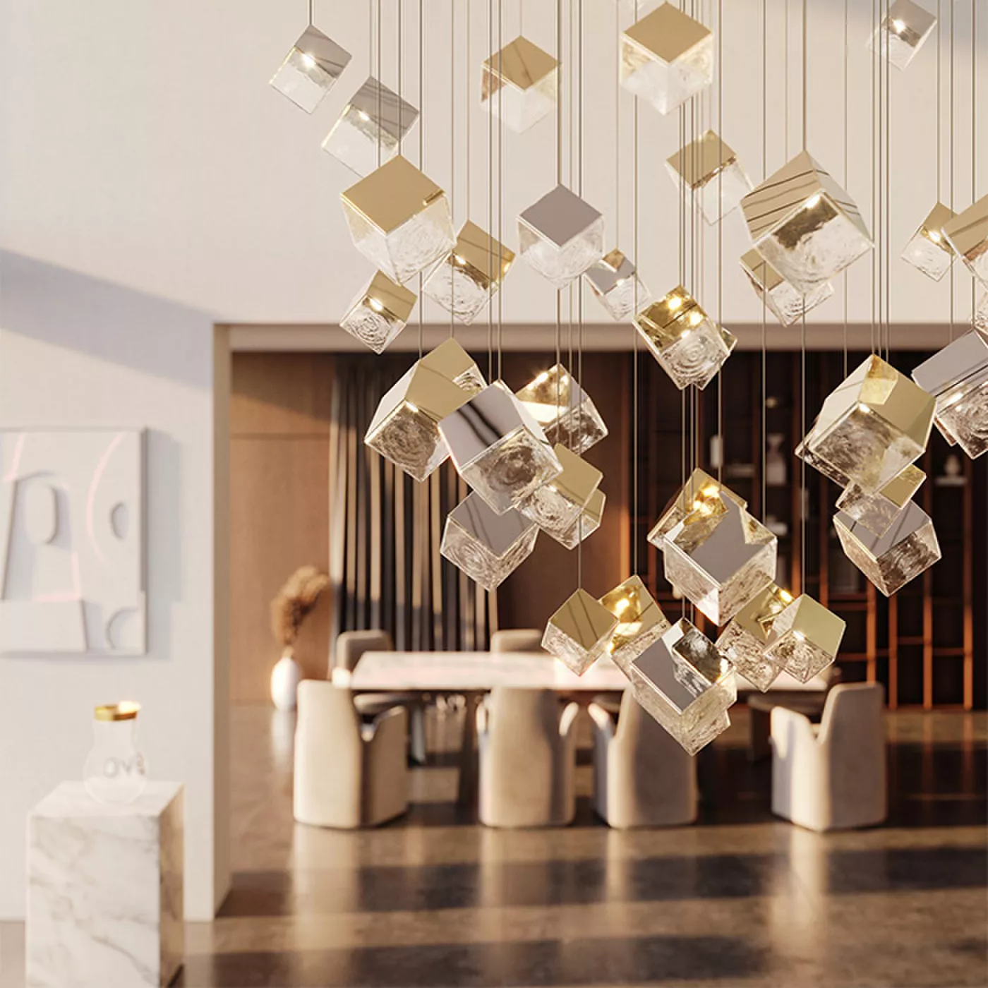 Darc — Une suspension lumineuse composée de cubes transparents et dorés suspendus au-dessus d'une table en marbre et de fauteuils design dans un salon