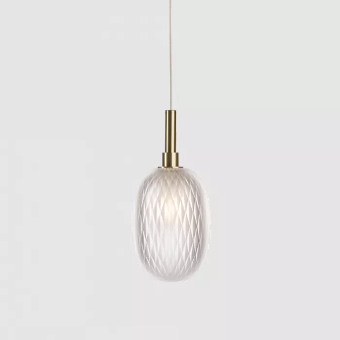 Darc — Applique suspendue avec un abat-jour ovale translucide aux reflets dorés, suspendu par un fil métallique, diffusant une lumière chaude et envel