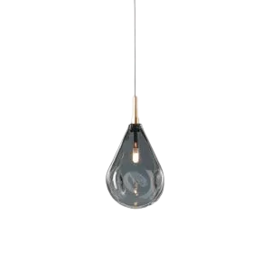 Darc — Un luminaire suspendu en métal blanc, de forme allongée et arrondie comme une larme, fixé par une tige fine et suspendu contre un fond noir.