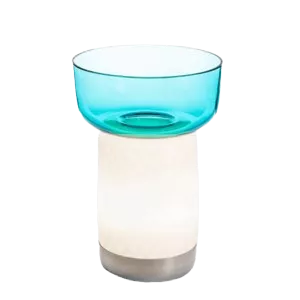 Darc — Un luminaire design composé d'un vase transparent bleu clair posé sur une base blanche lumineuse, diffusant une lumière douce et homogène.