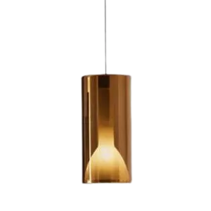 Darc — Applique murale suspendue en forme de cylindre transparent avec une ampoule dorée à l'intérieur, projetant une lumière chaude et douce sur un f