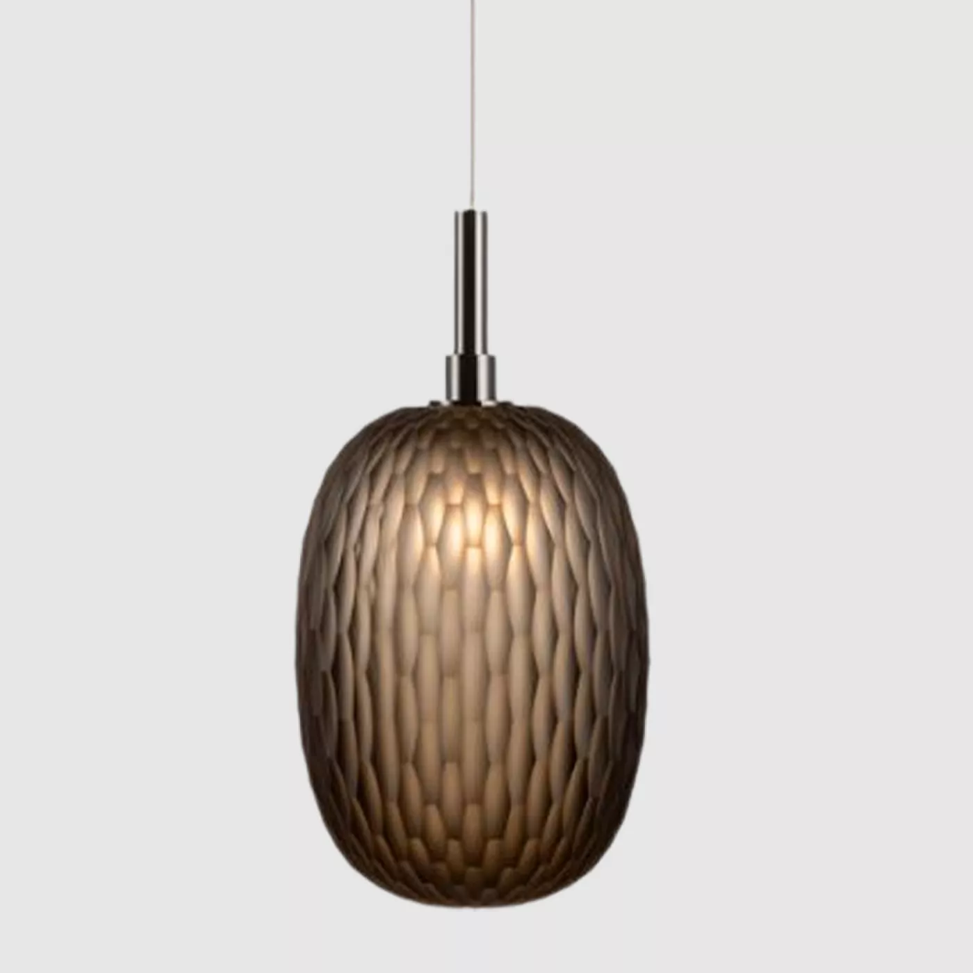 Darc — Applique suspendue en forme ovale avec un abat-jour texturé imitant des motifs en bois, suspendue par un câble métallique, diffusant une lumièr