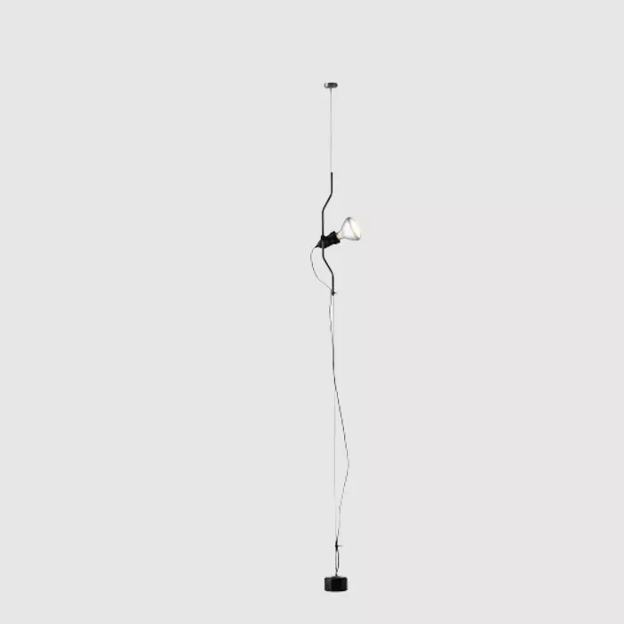 Darc — Applique murale suspendue en noir et blanc, composée d’un câble fin et d’un abat-jour minimaliste diffusant une lumière douce et élégante.