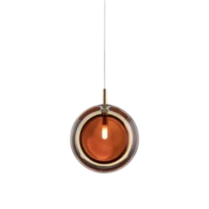 Darc — Une bougie parfumée en forme de globe transparent suspendue par un fil, avec une flamme orange à l'intérieur, évoquant une ambiance cosy et lum