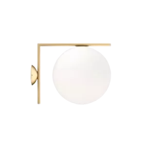 Darc — Une applique murale minimaliste en bois clair avec un abat-jour blanc carré et une base angulaire, diffusée sur un fond noir pour mettre en val
