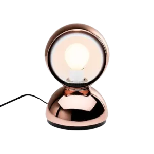 Darc — Lampe design avec une base et un pied en métal doré, surmontée d'une ampoule ronde translucide diffusant une lumière douce et chaude.