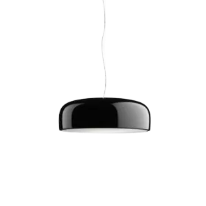 Darc — Applique murale suspendue en forme ovale avec un cadre métallique chromé et un abat-jour noir mat, fixée au plafond par un câble fin.