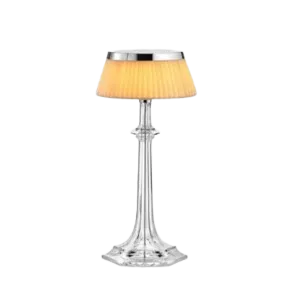 Darc — Lampe moderne en métal argenté avec un abat-jour en lin jaune clair, posée sur un socle carré, évoquant un style épuré et lumineux.
