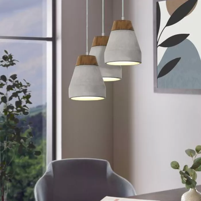 Darc — Trois lampes suspension en forme de cloche, avec abat-jour en tissu blanc et support en bois clair, suspendues au-dessus d'un bureau près d'une