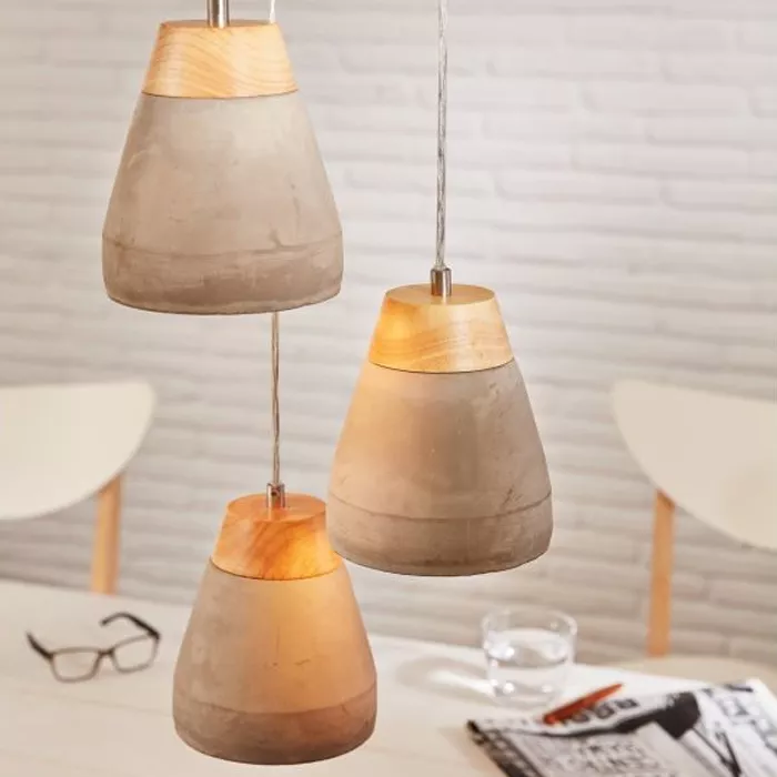 Darc — Trois lampes suspendues en forme de cône, composées d’un mélange de béton teinté et d’un haut en bois clair, accrochées par des fils métallique