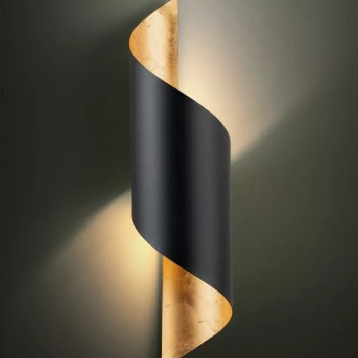 Darc — Applique murale en forme de spirale élégante, composée d’un cylindre noir mat et d’une bande dorée lumineuse qui s’enroule autour, projetant un