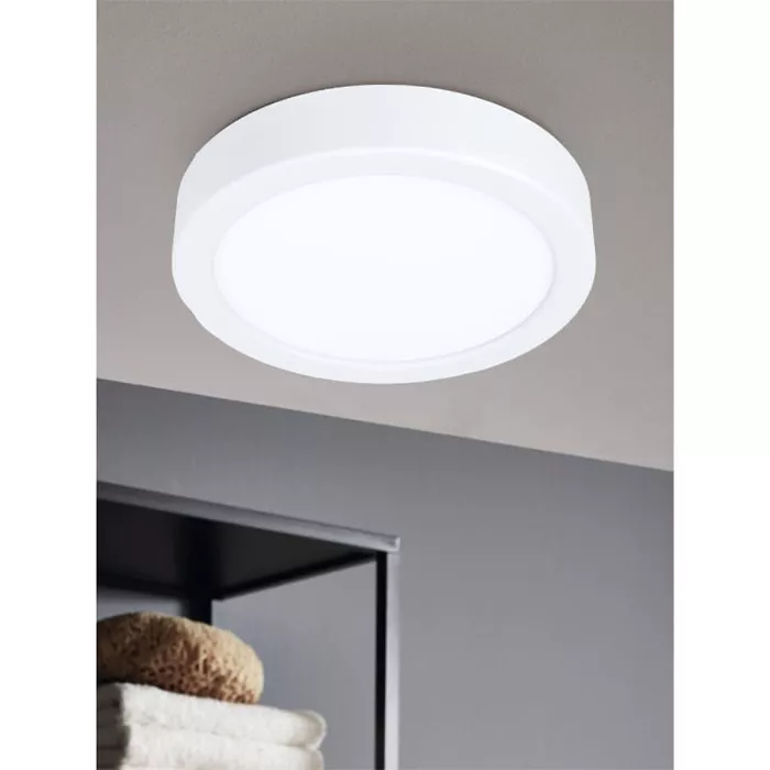 Darc — Applique ronde et blanche encastrée dans un plafond gris clair, diffusant une lumière douce et uniforme, au-dessus d'un meuble de salle de bain