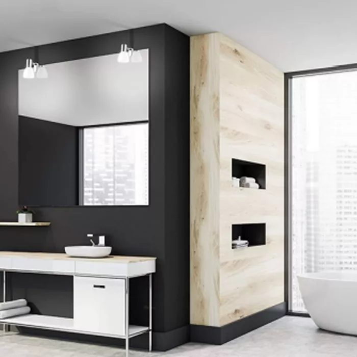 Darc — Une salle de bain élégante où un miroir rectangulaire encadré de noir reflète une pièce lumineuse. À gauche, une vasque blanche sur un meuble b