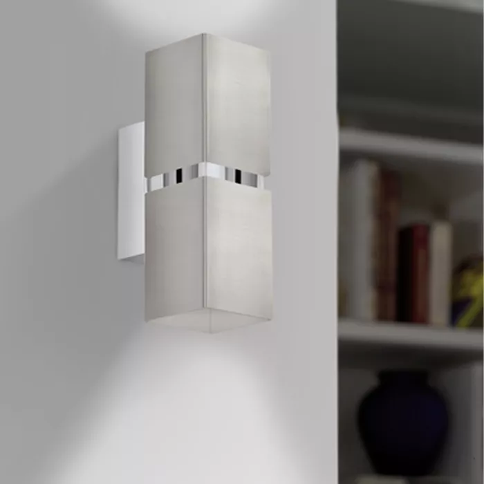 Darc — Une applique murale rectangulaire blanche et sobre, fixée sur un mur clair, avec une bande métallique horizontale argentée au centre, éclairant
