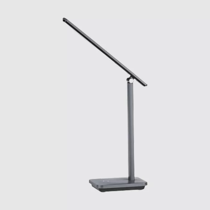 Darc — Lampe de bureau moderne en métal avec un bras orientable et une base carrée, idéale pour un éclairage précis et ergonomique.