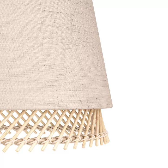 Darc — Un abat-jour en tissu de lin naturel clair, légèrement texturé, avec une bordure inférieure composée de fines franges en rotin beige clair, évo