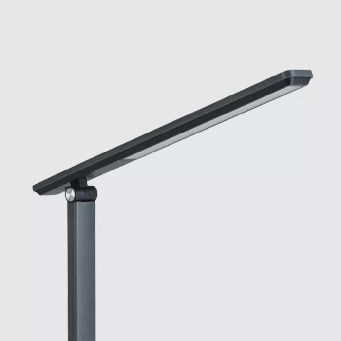 Darc — Un projecteur LED linéaire monté sur un pied noir, orienté vers le haut, émettant une lumière blanche uniforme et moderne.