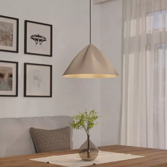 Darc — Une applique suspendue en forme de cône beige éclairant une table basse avec une petite plante verte dans un vase transparent, posée sur une na