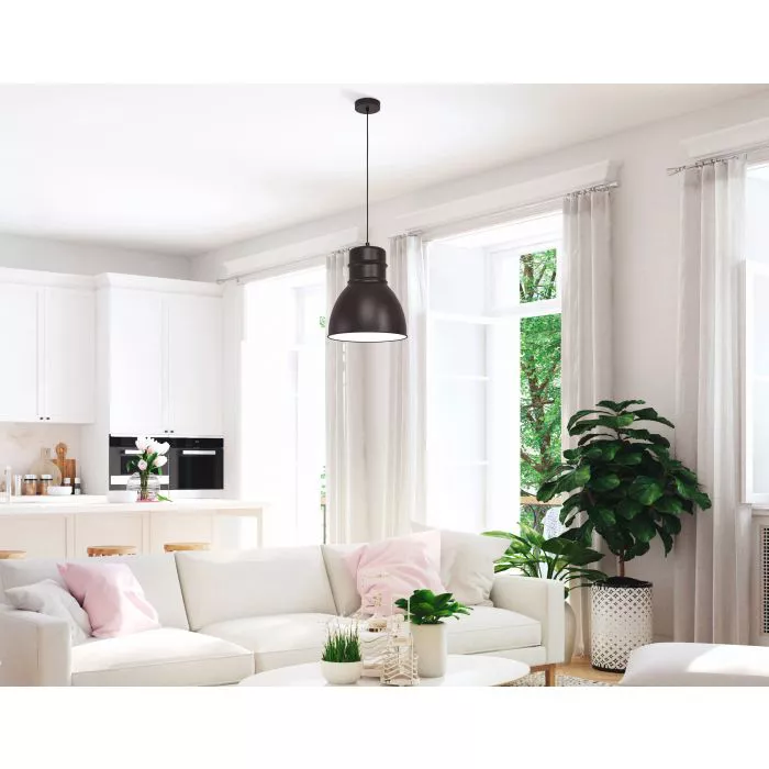 Darc — Un luminaire suspendu noir en forme de cloche éclaire une pièce lumineuse avec un canapé blanc, des coussins pastel, une plante verte et une cu