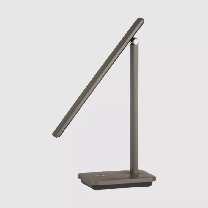 Darc — Lampe de bureau inclinable en métal noir, avec une base carrée et un bras articulé pour diriger la lumière, idéale pour un éclairage précis et